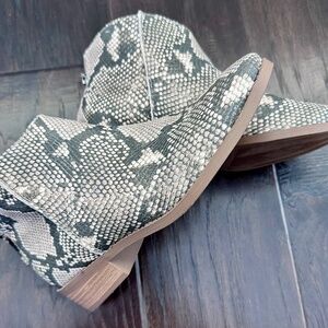 Universal thread women’s ankle booties faux sneak skin leather Tan size 8.5